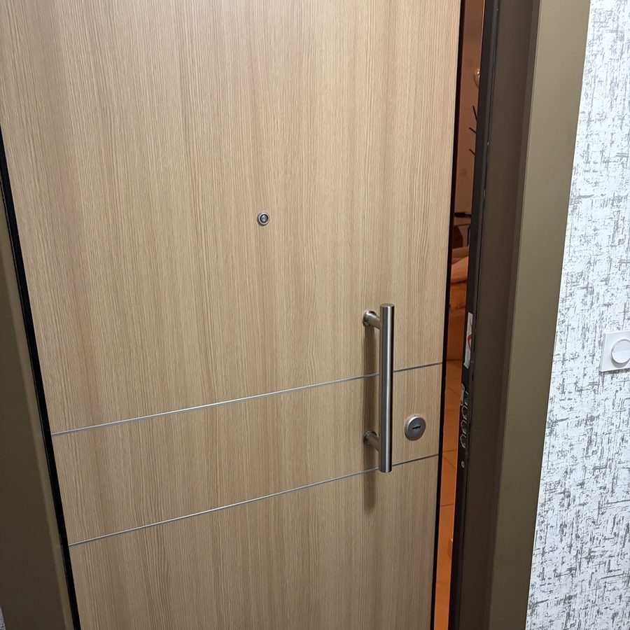 Bloc-porte blindé équipé d'un œilleton et d'un cylindre de sécurité — SDE38 Grenoble